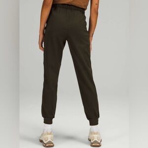Lululemon high rise stretch jogger *full length in Olive